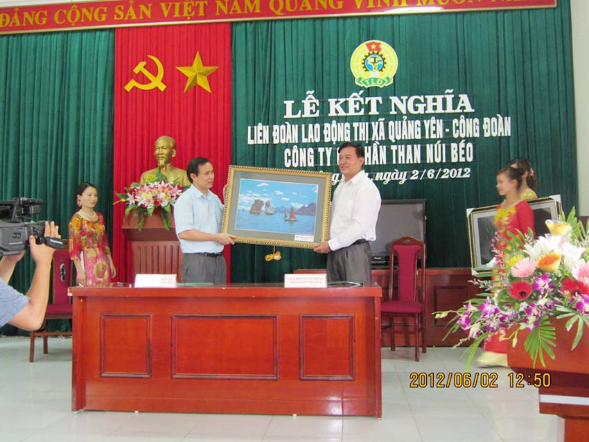  Tổ chức lễ kết nghĩa với Liên đoàn lao động thị xã Quảng yên