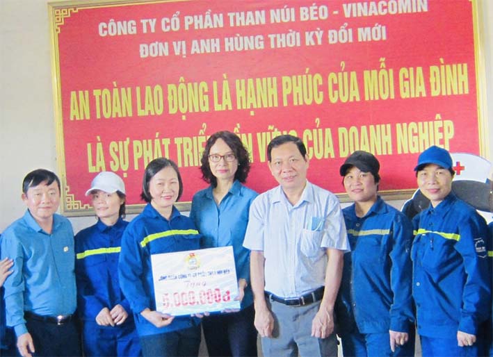 Động viên nữ CNLĐ nhân kỷ niệm ngày thành lập hội liên hiệp phụ nữ Việt Nam