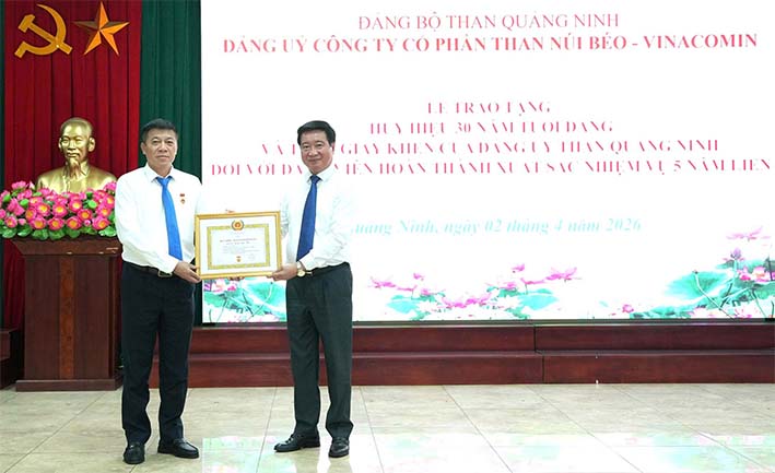 Đồng chí Đoàn Đắc Thọ - Bí thư Đảng ủy, Giám đốc Than Núi Béo nhận Huy hiệu 30 năm tuổi Đảng