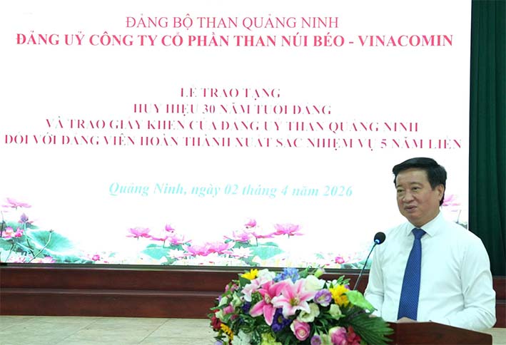 Đảng ủy Than Quảng Ninh khen thưởng các đảng viên thuộc Đảng bộ Than Núi Béo hoàn thành xuất sắc nhiệm vụ 