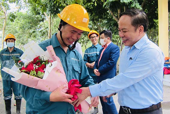 Đảng ủy Than Núi Béo trao tặng danh hiệu Người Thợ Mỏ - Người Chiến Sỹ Quý III Năm 2021 