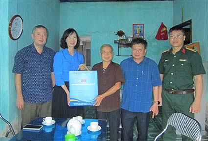 Than Núi Béo thăm, khảo sát gia cảnh khó khăn của 1 cựu nữ thanh niên xung phong 