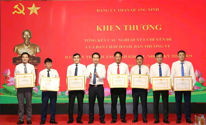 Đảng ủy Than Núi Béo nhận Bằng khen của Đảng ủy Than Quảng Ninh về thực hiện Nghị quyết số 04