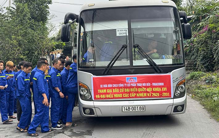 Thợ lò Than Núi Béo phấn khởi đi bầu cử