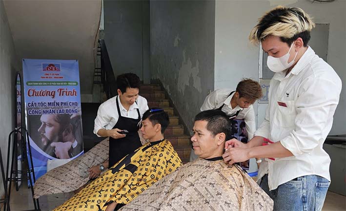 Than Núi Béo tổ chức cắt tóc miễn phí cho công nhân tại các khu tập thể 