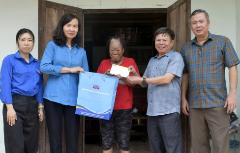 Than Núi Béo tổ chức thăm, tặng quà các gia đènh chính sách nhân kỷ niệm ngày thương binh liệt sĩ 27/7