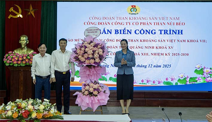 Công đoàn Than Núi Béo gắn biển công trình lò chợ cơ giới hóa hạng nhẹ 40701