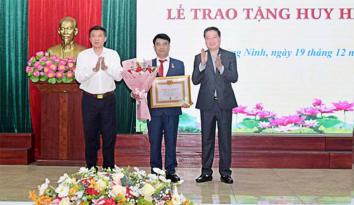 Đảng ủy Than Núi Béo tổ chức trao huy hiệu 30 năm tuổi Đảng