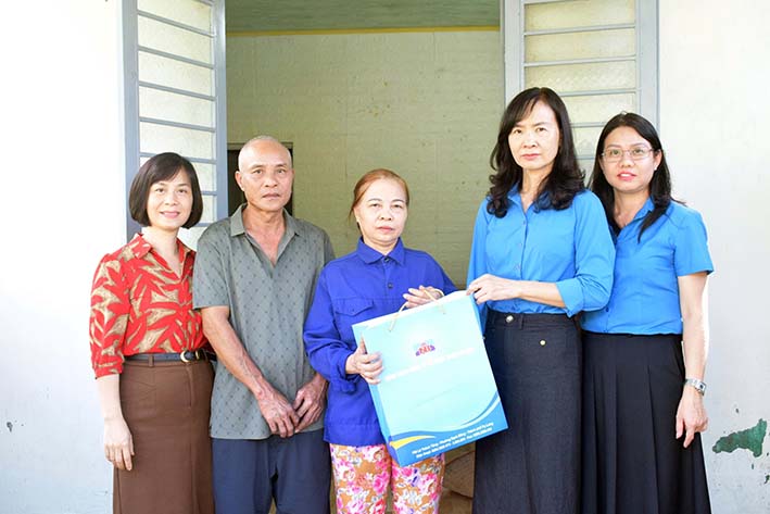 Ban Nữ công Công đoàn Than Núi Béo thăm hỏi lao động nữ gặp khó khăn nhân ngày Phụ nữ Việt Nam 20/10