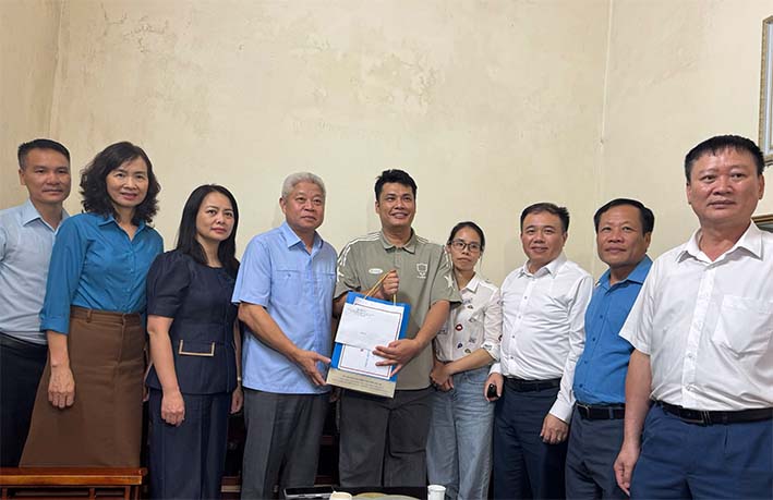 Thứ trưởng Bộ Nội vụ thăm, động viên công nhân Than Núi Béo bị tai nạn lao động