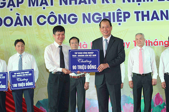 Nhận nhiều phần thưởng tại lễ tuyên dương  các điển hình tiên tiến và gặp mặt nhân kỷ niệm 25 năm thành lập Tập đoàn công nghiệp Than - Khoáng sản Việt nam