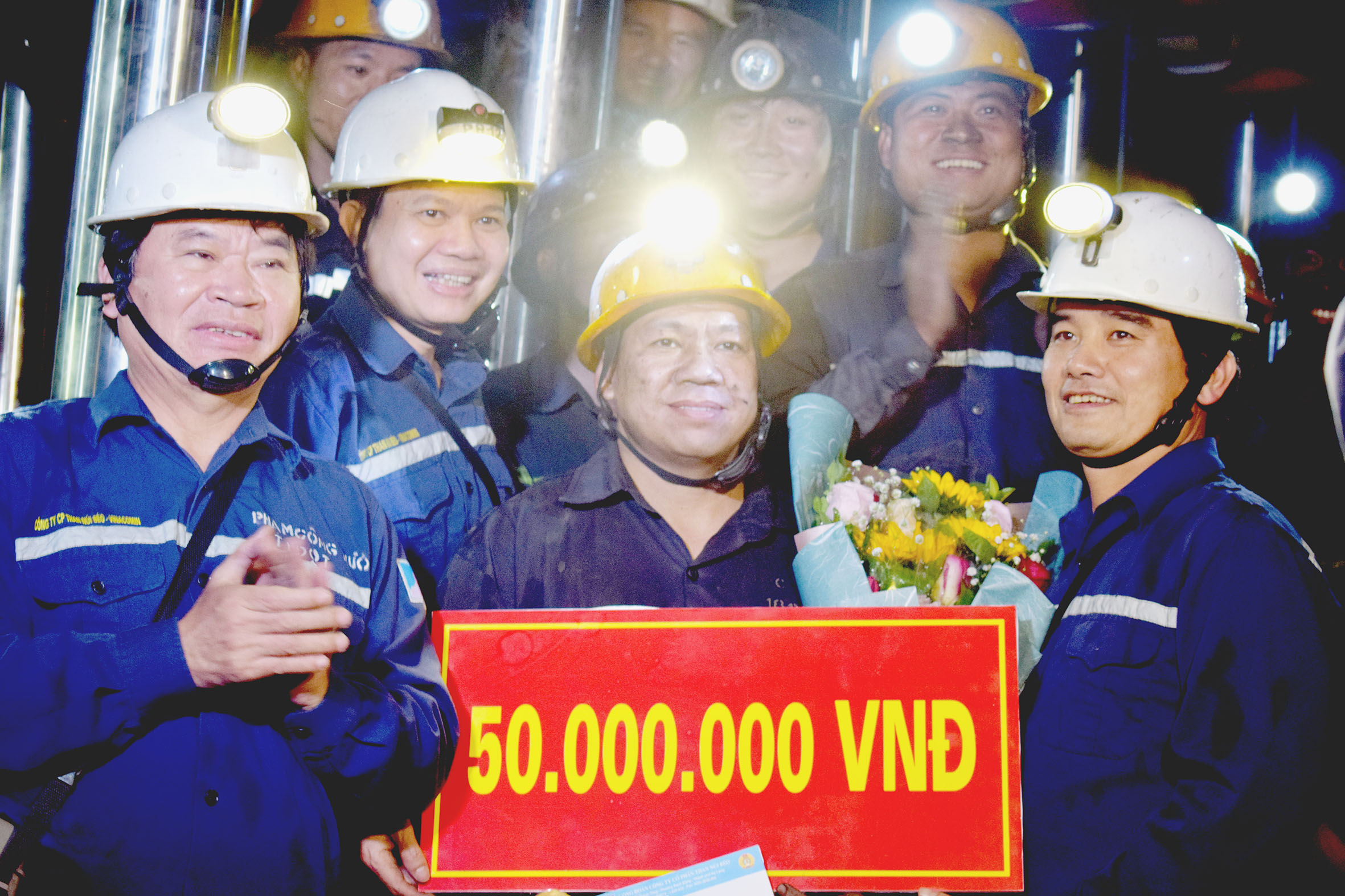 Công đoàn Than - Khoáng sản Việt Nam tặng quà Than Núi Béo về thành tích đẩy nhanh tiến độ đào lò