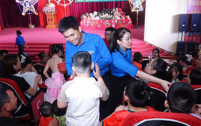 Hàng trăm thiếu nhi là con cán bộ, công nhân lao động Than Núi Béo vui Tết Trung thu 2026