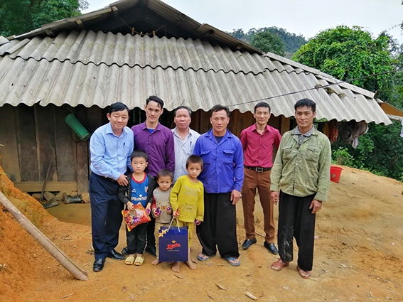 Tổ chức thăm hỏi tặng quà xã miền núi tỉnh Sơn la